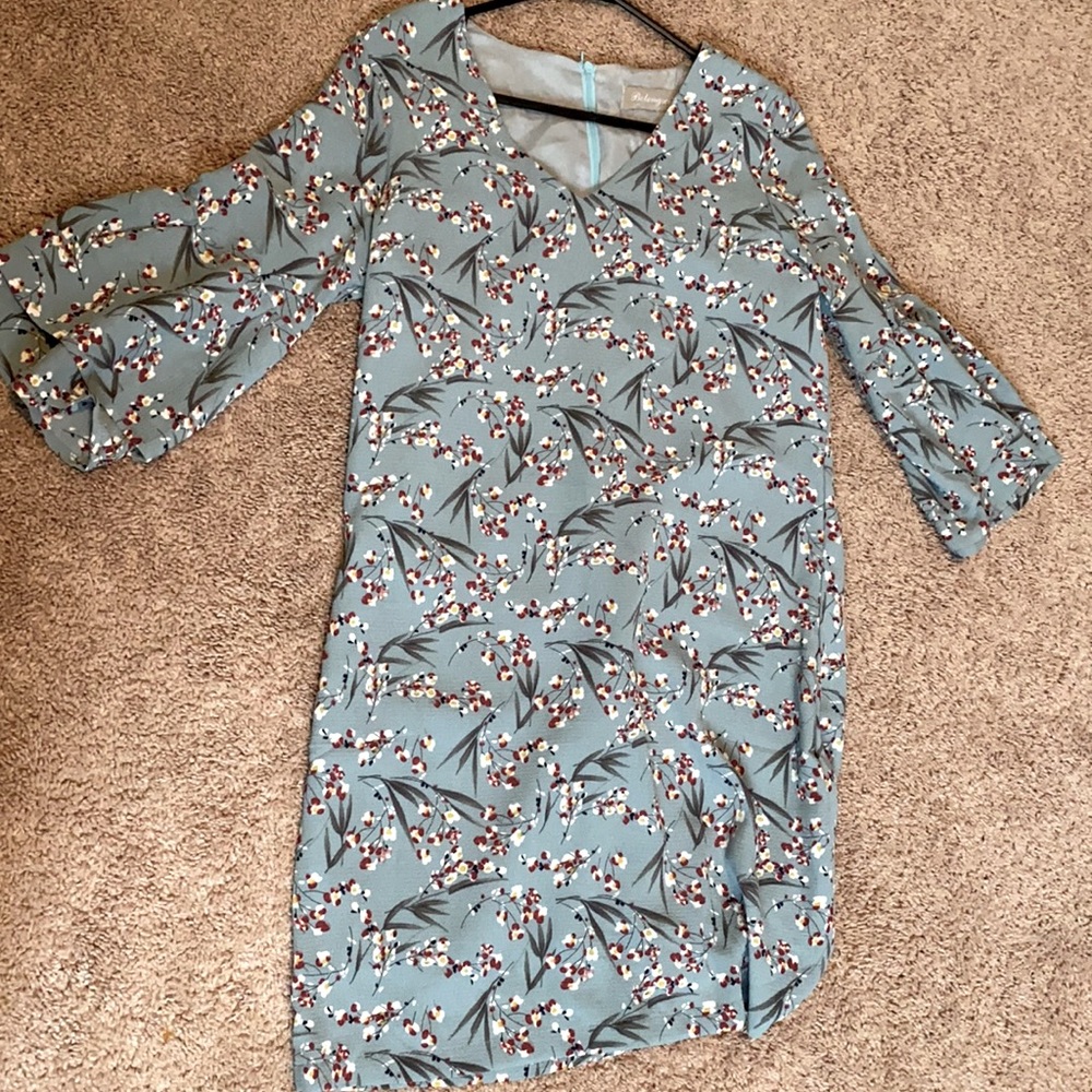 Short dress with flared sleeves